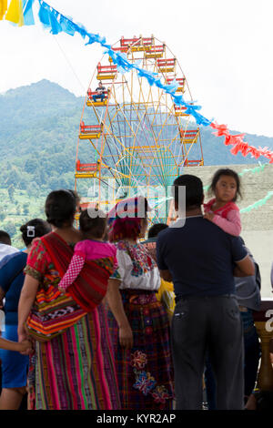 SAN JUAN OSTUNCALCO, GUATEMALA - Juni 24: Ansicht eines ferrris Rad mit unbekannten Menschen in bunten Trachten im San Juan Ostuncalco Stockfoto