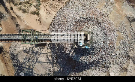 Stein Sortierung Förderband in einem großen Steinbruch - von oben nach unten Luftbild Stockfoto
