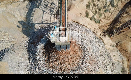 Stein Sortierung Förderband in einem großen Steinbruch - von oben nach unten Luftbild Stockfoto