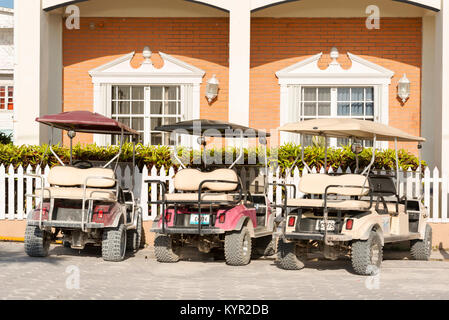 SAN PEDRO, Belize - 25. NOVEMBER: Golfkarren säumen die Straßen von San Pedro am 25. November 2017 in Belize Stockfoto