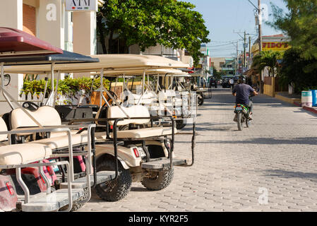 SAN PEDRO, Belize - 25. NOVEMBER: Golfkarren säumen die Straßen von San Pedro am 25. November 2017 in Belize Stockfoto