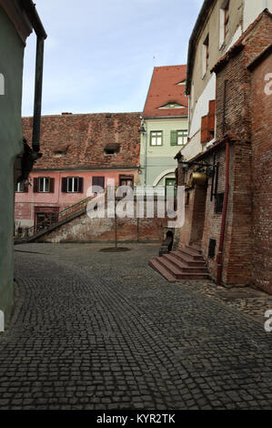 Gasse in der Altstadt von Sibiu, Rumänien Stockfoto