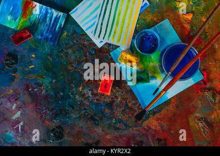 Artist Tools in der kreativen Besetzung Konzept. Bürsten, Aquarell Muster und Farben. Flach mit kopieren. Stockfoto