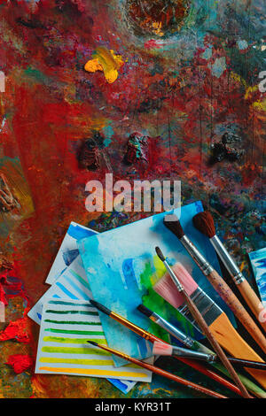Eine Vielzahl von Öl und Aquarell Pinsel auf eine bunte Palette. Artist Tools in der kreativen Besetzung Konzept. Flach mit kopieren. Stockfoto