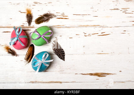 Ostern Hintergrund. bunte Eier mit Schleife dekoriert. Stockfoto