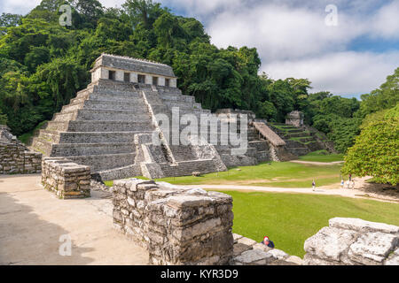 PALENQUE, MEXIKO - 29. NOVEMBER: Nicht identifizierte Personen der Maya Tempel Ruinen durch dichten Dschungel am 29 November, 2016 umgeben in Palenque erkunden. Palenq Stockfoto