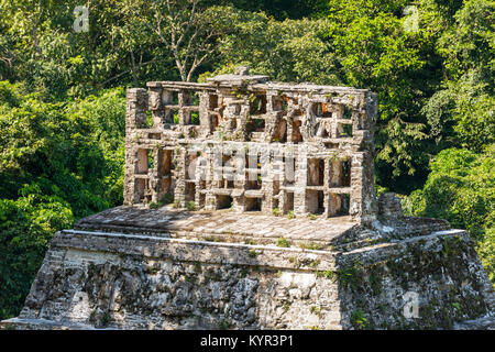 PALENQUE, MEXIKO - 29. NOVEMBER: Maya Tempel Ruinen mit ornamentalen Dach Kamm am 29. November 2016 in Palenque. Palenque war eine Welt Heri Stockfoto
