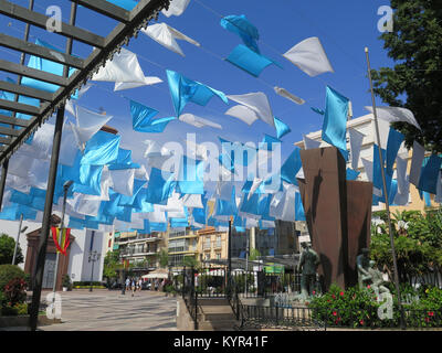 Fuengirola, Spanien - Oktober 4, 2017: Blaue und weiße Fahnen in Fuengirola, Andalusien Stockfoto