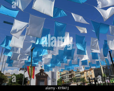 Fuengirola, Spanien - Oktober 4, 2017: Blaue und weiße Fahnen in Fuengirola, Andalusien Stockfoto