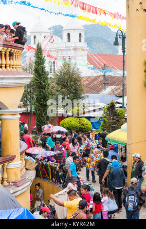 SAN JUAN OSTUNCALCO, GUATEMALA - 24. Juni: San Juan Ostuncalco Central Park voller unbekannter Menschen auf der Messe zu Ehren des heiligen Johannes der Täufer Stockfoto