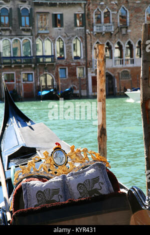 Luxuriöse Gondel in Grand Canal in Venedig. Stockfoto