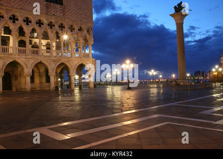 Dogenpalast und Markusplatz in Venedig in der Morgendämmerung. Stockfoto