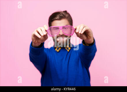 Mann mit Brille vor Gesicht Stockfoto