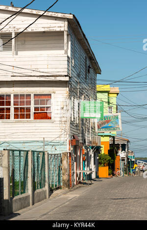 SAN PEDRO, Belize - 25. NOVEMBER: eine gepflasterte Strasse von San Pedro Town am 25. November 2017 in Belize Stockfoto