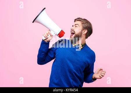 Fröhliche Menschen ins Megaphon riefen Stockfoto