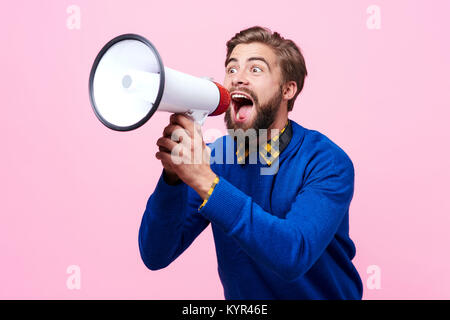 Mann in ein Megaphon schreien Stockfoto