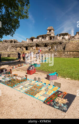 PALENQUE, MEXIKO - 29. NOVEMBER: unbekanntes Volk der Maya Tempel Ruinen und Anbieter Souvenirs auf dem Display entdecken Sie am 29. November 2016 in Palenque. Palen Stockfoto