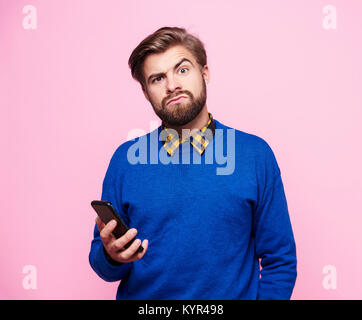 Erstaunt Mann mit Handy Stockfoto