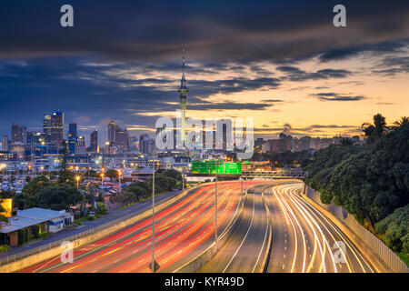 Auckland. Stadtbild Bild von Auckland, Neuseeland die Skyline in der Dämmerung. Stockfoto