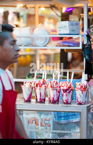 SAN JUAN OSTUNCALCO, GUATEMALA - 24. Juni: unbekannter Mann verkauf Strawberry sundae Eis Desserts im San Juan Ostuncalco Messe in Ho Stockfoto