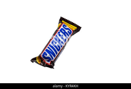 Largs, Schottland, Großbritannien - 14 Januar, 2018: Ein Snickers Schokolade in ihrer Verpackung auf weißem Hintergrund eine Mischung aus gesunden Muttern isoliert und nicht so Stockfoto