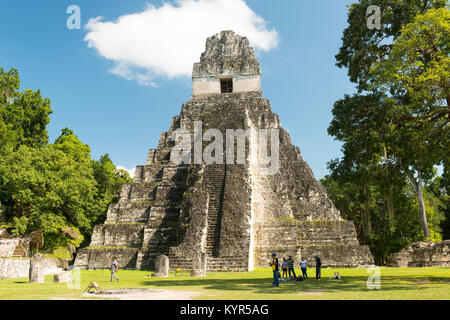 TIKAL, GUATEMALA - 26. NOVEMBER: Nicht identifizierte Personen veiw Tempel I, auch bekannt als der Jaguar Tempel, der im Tikal Nationalpark am 26. November 2017 in Tik Stockfoto