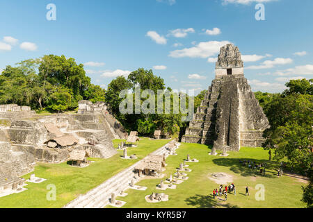 TIKAL, GUATEMALA - 26. NOVEMBER: Nicht identifizierte Personen veiw Tempel I, auch bekannt als der Jaguar Tempel, der im Tikal Nationalpark am 26. November 2017 in Tik Stockfoto