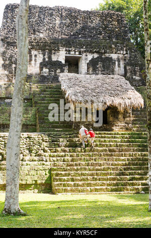 TIKAL, GUATEMALA - 26. NOVEMBER: Nicht identifizierte Personen stieg Maya Tempel Ruinen in ein archäologisches Website in Tikal Nationalpark am 26. November 2017 Stockfoto