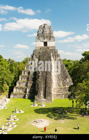 TIKAL, GUATEMALA - 26. NOVEMBER: Nicht identifizierte Personen veiw Tempel I, auch bekannt als der Jaguar Tempel, der im Tikal Nationalpark am 26. November 2017 in Tik Stockfoto