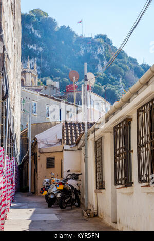 Gasse in Gibraltar Stadt mit der Motorräder geparkt Stockfoto