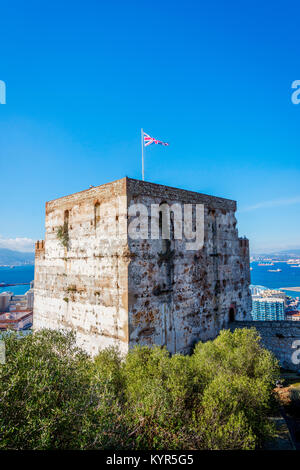 Blick auf die maurische Burg in Gibraltar mit der britischen Flagge Stockfoto