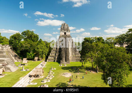 TIKAL, GUATEMALA - 26. NOVEMBER: Nicht identifizierte Personen veiw Tempel I, auch bekannt als der Jaguar Tempel, der im Tikal Nationalpark am 26. November 2017 in Tik Stockfoto