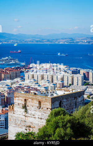 Blick auf die maurische Burg in Gibraltar mit der britischen Flagge Stockfoto