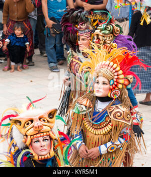 SAN JUAN OSTUNCALCO, GUATEMALA - 24. Juni: Traditioneller Tanz von Einheimischen mit aufwendigen Kostümen und Masken im San Juan Ostuncalco Messe in Ehren Stockfoto