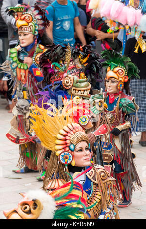 SAN JUAN OSTUNCALCO, GUATEMALA - 24. Juni: Traditioneller Tanz von Einheimischen mit aufwendigen Kostümen und Masken im San Juan Ostuncalco Messe in Ehren Stockfoto