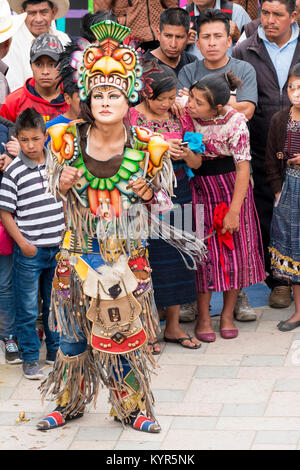 SAN JUAN OSTUNCALCO, GUATEMALA - 24. Juni: Traditioneller Tanz von Einheimischen mit aufwendigen Kostümen und Masken im San Juan Ostuncalco Messe in Ehren Stockfoto