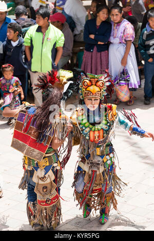 SAN JUAN OSTUNCALCO, GUATEMALA - 24. Juni: Traditioneller Tanz von Einheimischen mit aufwendigen Kostümen und Masken im San Juan Ostuncalco Messe in Ehren Stockfoto