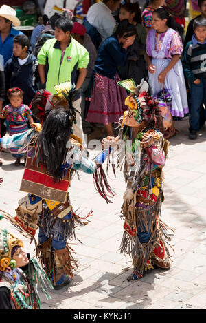 SAN JUAN OSTUNCALCO, GUATEMALA - 24. Juni: Traditioneller Tanz von Einheimischen mit aufwendigen Kostümen und Masken im San Juan Ostuncalco Messe in Ehren Stockfoto