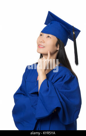 Asiatische Frau tief in Gedanken trägt eine blaue Graduierung Kleid auf weißem Hintergrund Stockfoto