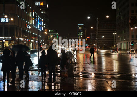 Berlin, Deutschland - Januar 03, 2018: Alexanderplatz im Regen mit Kaufhäusern und Einkaufszentren in der Nacht am 03 Januar, 2018 in Berlin. Stockfoto