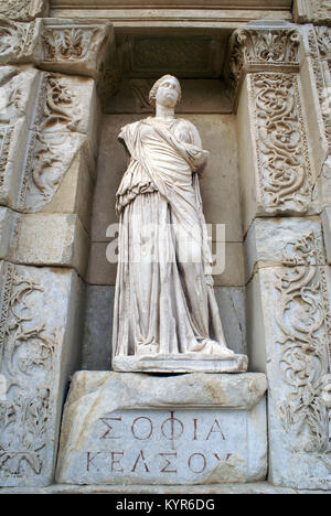 Statue und die Fassade der Bibliothek in Ephesus, Türkei Stockfoto