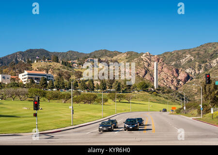 Autos stehen an der Ampel auf Malibu Canyon Road an der Pepperdine University in Malibu, Kalifornien, USA. Stockfoto