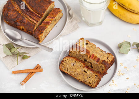 In Scheiben geschnitten vegan Bananenbrot mit Zimt in grauen Platten. Vegan Gesunde Ernährung Konzept. Stockfoto