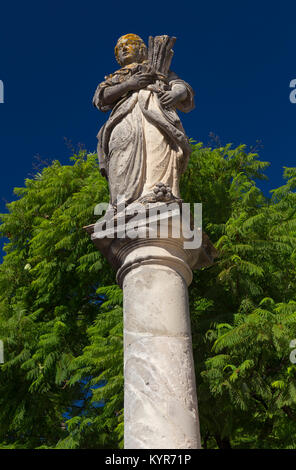 Statue auf der Säule auf der Promenade La Alameda vieja gegenüber dem Alcazar von Jerez de la Frontera, Spanien Stockfoto