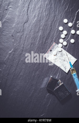 Overhead shot von harten Drogen am grauen Stein Tabelle Stockfoto