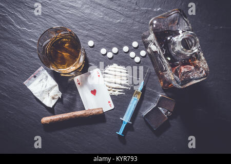 Overhead shot von harten Drogen am grauen Stein Tabelle Stockfoto