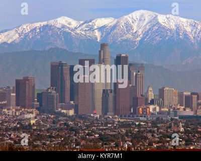 Skyline von Downtown Los Angeles Kalifornien mit der schneebedeckten San Gabriel Mountains. Stockfoto