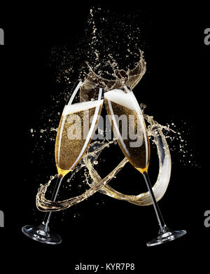 Zwei Gläser Champagner auf schwarzem Hintergrund isoliert. Stockfoto