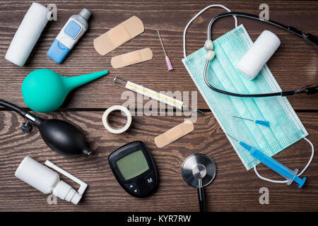 Overhead shot von medizinischen Geräten auf hölzernen Tisch. Nahaufnahme Stockfoto