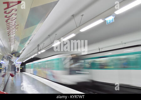 Die Ankunft eines Zuges an der U-Bahn Station in Paris, Frankreich. Stockfoto